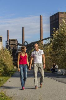 Die 3,5 Kilometer lange Ringpromenade ist Teil des Zollverein Parks und lädt zu einem Spaziergang über das Areal der Zeche und Kokerei ein. Auch Jogger und Fahrradfahrer kommen hier auf ihre Kosten. 

Die Kokerei Zollverein wurde von 1957 bis 1961 nach Plänen des Architekten Fritz Schupp gebaut, nach Erweiterungsarbeiten war sie ab 1973 die größte Zentralkokerei Europas. Täglich waren bis zu 1.000 Koker rund um die Uhr im Einsatz, bis zu 8.600 Tonnen Koks wurden pro Tag produziert. 1993 wurde die Kokerei stillgelegt, im Jahr 2000 in die Denkmalliste der Stadt Essen aufgenommen, seit 2001 gehört sie zum UNESCO-Welterbe. 2010 ist die Kokerei in den Besitz der Stiftung Zollverein übergegangen. Die „schwarze Seite“ der Kokerei, die den Bereich der Koksproduktion bezeichnet, kann bei einer Führung durch den Denkmalpfad ZOLLVEREIN® besichtigt werden.

Areal C [Kokerei]