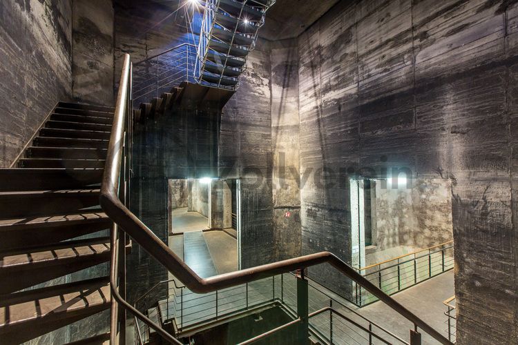 Die Mischanlage [C70] ist eins der größten Gebäude auf der Kokerei Zollverein und beeindruckt im Inneren mit spektakulären Raumsituationen. Das Gebäude ist Teil des Denkmalpfads ZOLLVEREIN® und kann im Rahmen von Führungen besichtigt werden. Die Mischanlage wird als Eventlocation temporär für Ausstellungen und Veranstaltungen genutzt. Zudem befindet sich dort das Café & Restaurant „die kokerei“.

Die Mischanlage kann für Veranstaltungen angemietet werden. Kontakt: Stiftung Zollverein, Fon +49 201 246 81-355, locations@zollverein.de.

Areal C [Kokerei], Mischanlage [C70]