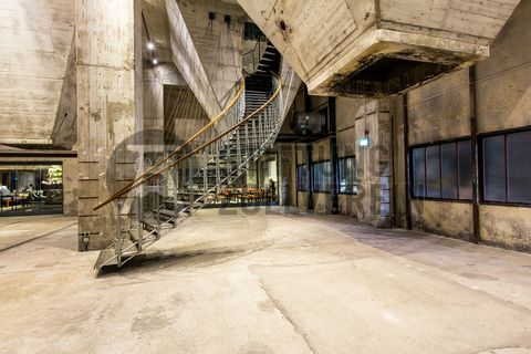 Die Mischanlage [C70] ist eins der größten Gebäude auf der Kokerei Zollverein und beeindruckt im Inneren mit spektakulären Raumsituationen. Das Gebäude ist Teil des Denkmalpfads ZOLLVEREIN® und kann im Rahmen von Führungen besichtigt werden. Die Mischanlage wird als Eventlocation temporär für Ausstellungen und Veranstaltungen genutzt. Zudem befindet sich dort das Café & Restaurant „die kokerei“.

Die Mischanlage kann für Veranstaltungen angemietet werden. Kontakt: Stiftung Zollverein, Fon +49 201 246 81-355, locations@zollverein.de.

Areal C [Kokerei], Mischanlage [C70]