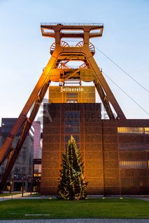 Das 55 Meter hohe Doppelbock-Fördergerüst [A1] ist das Wahrzeichen des UNESCO-Welterbe Zollverein, der Stadt Essen und des gesamten Ruhrgebiets.

Zwischen dem Haupteingang zur Schachtanlage Zollverein XII und dem Doppelbock-Fördergerüst liegt der Ehrenhof mit Rasenkarrée und Rundweg.

Areal A [Schacht XII], Fördergerüst [A1]