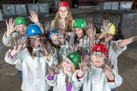 Bis zu 155.000 Besucher nehmen jährlich an einer Führung durch den Denkmalpfad ZOLLVEREIN®  teil, den im Originalzustand erhaltenen Übertageanlagen der Zeche und Kokerei Zollverein.