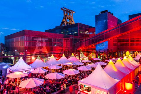 Einmal im Jahr treffen die regionalen Spitzengastronomen zur Gourmet-Meile Metropole Ruhr auf dem UNESCO-Welterbe Zollverein zusammen und verwandeln den Gleisboulevard auf Schacht XII in einen Hot Spot der extravaganten Küche.

Wo heute die Gourmet-Meile und viele andere Veranstaltungen stattfinden, reihten sich zu Betriebszeiten der Zeche Zollverein die Kohlewaggons aneinander.

Bis in die 1960er Jahre sortierten Bergleute in der Lesebandhalle [A12] die großen Gesteinsstücke von Hand aus der Rohkohle heraus, heute ist die Halle 12 Eventlocation und Foyer für Messen, Kongresse und Konzerte.

Die Halle 12 kann für Veranstaltungen angemietet werden. Kontakt: Stiftung Zollverein, Fon +49 201 246 81-355, locations@zollverein.de.

Areal A [Schacht XII], Halle 12 [A12]