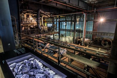 Bis zu 155.000 Besucher nehmen jährlich an einer Führung durch den Denkmalpfad ZOLLVEREIN®  teil, den im Originalzustand erhaltenen Übertageanlagen der Zeche und Kokerei Zollverein.

Areal A [Schacht XII]