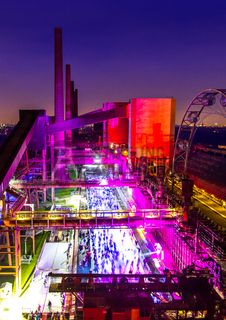 Im Winter verwandelt sich das große Wasserbecken am ehemaligen Druckmaschinengleis [C74] auf der Kokerei Zollverein in die 150 Meter lange ZOLLVEREIN® Eisbahn, die zum Schlittschuhlaufen in faszinierender Atmosphäre einlädt. Die von Anfang Dezember bis Anfang Januar geöffnet Eisbahn lockte in den drei Saisonjahren 2013/14 bis 2015/16 jeweils mehr als 30.000 Besucher an.

Allabendlich wird die Fläche mit der Installation „Monochromatic Red and Blue“ (1999) von Jonathan Speirs und Mark Major zu einem beeindruckenden Lichtkunstwerk. Seit Dezember 2014 gehört zur Eisbahn eine separate Fläche zum Eisstockschießen.

Areal C [Kokerei], Druckmaschinengleis [C74]