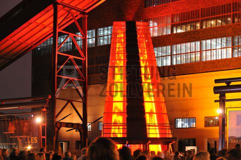 Das größte Übertagegebäude auf Zollverein war zu Betriebszeiten eine Riesenmaschine. Bis 1986 verarbeitete die Kohlenwäsche [A14] täglich 23.000 Tonnen Rohkohle. In den Jahren 2003 bis 2006 wurde das Gebäude von Rem Koolhaas, Heinrich Böll und Hans Krabel komplett umgebaut. Heute ist die Kohlenwäsche befindet sich dort das Ruhr Museum, der Denkmalpfad ZOLLVEREIN®, das Besucherzentrum mit dem Portal der Industriekultur sowie der Erich-Brost-Pavillon als Veranstaltungslocation.

Die 90-sekündige Fahrt auf der Rolltreppe bietet fantastische Ausblicke und führt direkt auf die 24-Meter-Ebene der Kohlenwäsche [A14] mit dem Besucherzentrum. Dort befindet sich auch der Eingang in das Ruhr Museum und der Treffpunkt der Führungen im Denkmalpfad ZOLLVEREIN®.

Areal A [Schacht XII], Kohlenwäsche [A14]