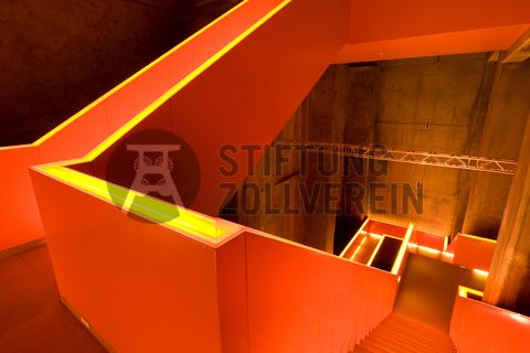 Das Ruhr Museum in der Kohlenwäsche [A14] ist das Regionalmuseum des Ruhrgebiets und zeigt die faszinierende Natur- und Kulturgeschichte der Region.

Neben der Dauerausstellung „Natur, Kultur und Geschichte des Ruhrgebiets“ bietet das Ruhr Museum regelmäßig Sonderausstellungen und ein vielfältiges Führungs- und Veranstaltungsprogramm. 

Die ersten drei Etagen der ehemaligen Kohlenwäsche sind seit Anfang 2010 Standort der Dauer- und Sonderausstellungen des Ruhr Museums [A14].
 
Das Treppenhaus in leuchtendem Orange führt zu den Ausstellungsräumen des Ruhr Museums. 

Das größte Übertagegebäude auf Zollverein war zu Betriebszeiten eine Riesenmaschine. Bis 1986 verarbeitete die Kohlenwäsche [A14] täglich 23.000 Tonnen Rohkohle. In den Jahren 2003 bis 2006 wurde das Gebäude von Rem Koolhaas, Heinrich Böll und Hans Krabel komplett umgebaut. Heute ist die Kohlenwäsche befindet sich dort das Ruhr Museum, der Denkmalpfad ZOLLVEREIN®, das Besucherzentrum mit dem Portal der Industriekultur sowie der Erich-Brost-Pavillon als Veranstaltungslocation.

Areal A [Schacht XII], Kohlenwäsche [A14]