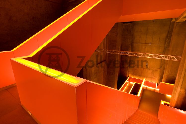 Das Ruhr Museum in der Kohlenwäsche [A14] ist das Regionalmuseum des Ruhrgebiets und zeigt die faszinierende Natur- und Kulturgeschichte der Region.

Neben der Dauerausstellung „Natur, Kultur und Geschichte des Ruhrgebiets“ bietet das Ruhr Museum regelmäßig Sonderausstellungen und ein vielfältiges Führungs- und Veranstaltungsprogramm. 

Die ersten drei Etagen der ehemaligen Kohlenwäsche sind seit Anfang 2010 Standort der Dauer- und Sonderausstellungen des Ruhr Museums [A14].
 
Das Treppenhaus in leuchtendem Orange führt zu den Ausstellungsräumen des Ruhr Museums. 

Das größte Übertagegebäude auf Zollverein war zu Betriebszeiten eine Riesenmaschine. Bis 1986 verarbeitete die Kohlenwäsche [A14] täglich 23.000 Tonnen Rohkohle. In den Jahren 2003 bis 2006 wurde das Gebäude von Rem Koolhaas, Heinrich Böll und Hans Krabel komplett umgebaut. Heute ist die Kohlenwäsche befindet sich dort das Ruhr Museum, der Denkmalpfad ZOLLVEREIN®, das Besucherzentrum mit dem Portal der Industriekultur sowie der Erich-Brost-Pavillon als Veranstaltungslocation.

Areal A [Schacht XII], Kohlenwäsche [A14]